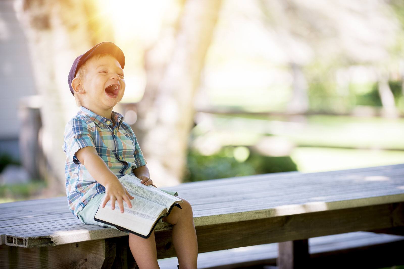 Un enfant joyeux et heureux Les 11 habitudes que les personnes heureuses ne font pas. Découvrez les mauvaises habitudes qui plombent votre bonheur. Devenez plus heureux et plus positif !